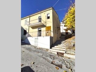 Villa in Vendita a Montebello di Bertona, 50'000&euro;, 135 m²