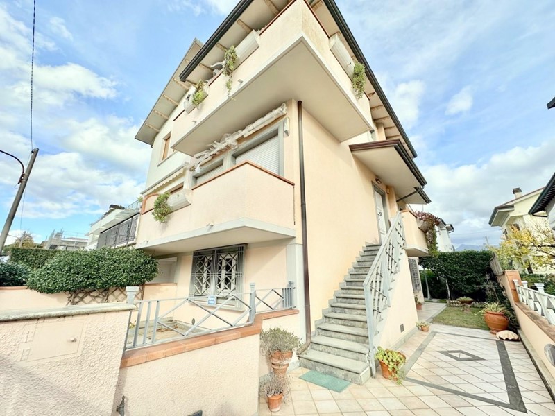 Villa bifamiliare in Vendita a Camaiore, zona Lido di Camaiore, 670'000&euro;, 150 m²