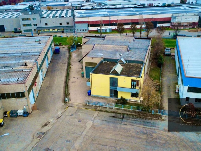 Capannone in Vendita a Reggio Emilia, zona Mancasale, 500'000€, 1000 m²