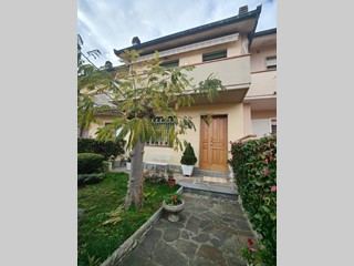 Casa Indipendente in Vendita a Cerreto Guidi, zona Lazzeretto, 249'000&euro;, 165 m², arredato, con Box