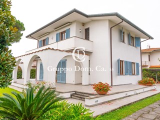 Villa in Vendita a Forte dei Marmi, 2'700'000&euro;, 273 m², arredato
