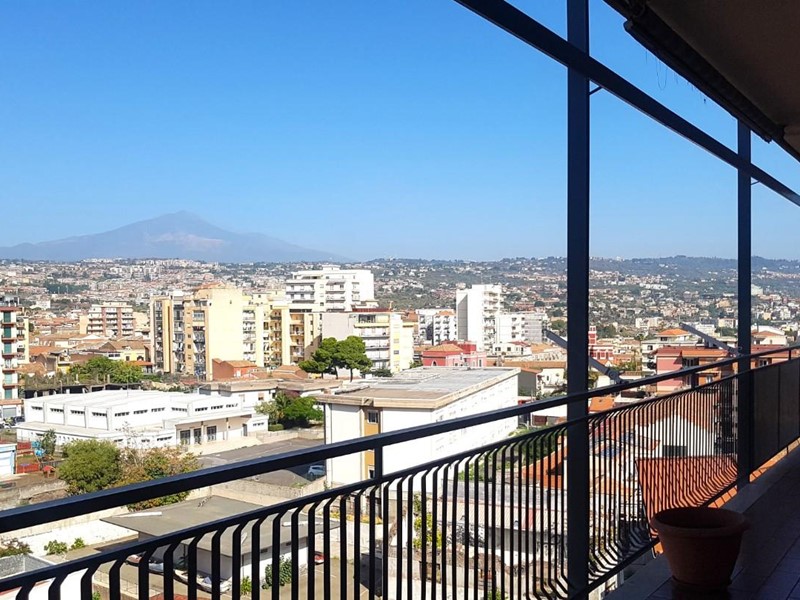 Appartamento in Affitto a Catania, 950€, 150 m²