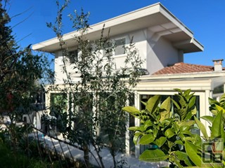 Villa in Vendita a Empoli, zona Casenuove, 660'000&euro;, 150 m²