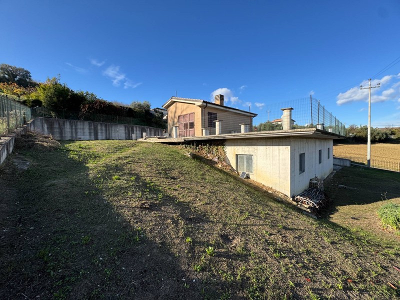 Casa Indipendente in Vendita a Fermo, 250'000€, 320 m²