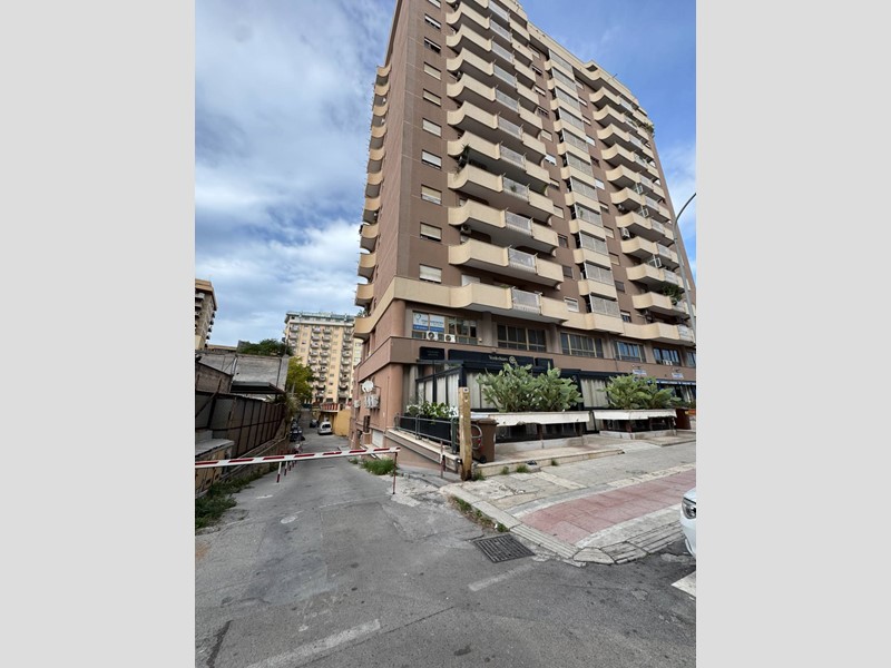 Box in Vendita a Palermo, 135'000€, 236 m²