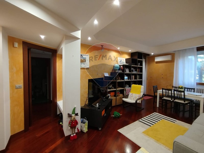 Trilocale in Vendita a Rho, 189'000&euro;, 98 m²