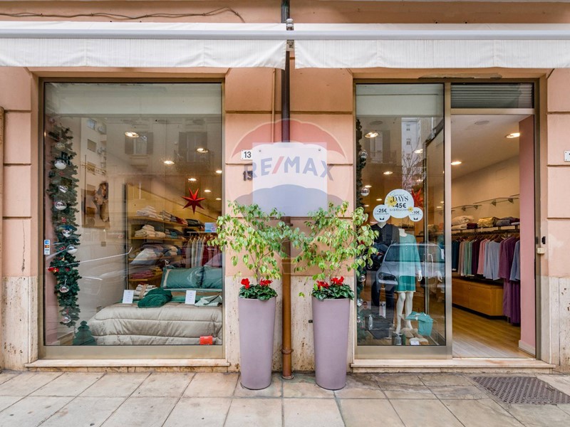 Negozio in Vendita a Palermo, 270'000€, 143 m²