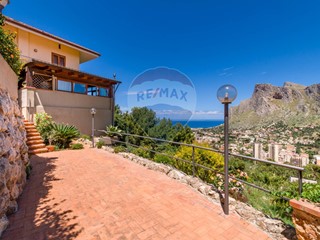 Casa Semi Indipendente in Affitto a Palermo, 1'500&euro;, 150 m²