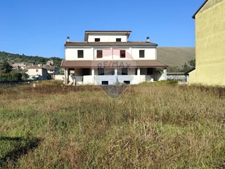 Villetta a schiera in Vendita a Castel Morrone, 180'000&euro;, 220 m²