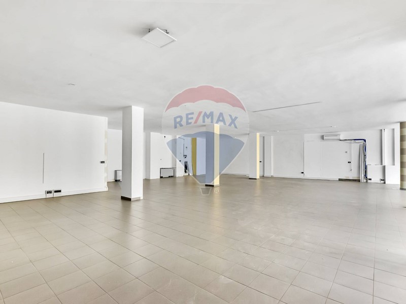 Ufficio in Affitto a Melzo, 1'500€, 218 m²