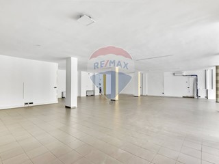Ufficio in Affitto a Melzo, 1'500€, 218 m²