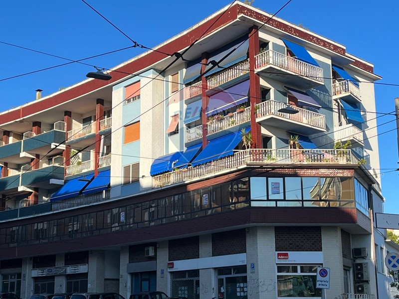 Ufficio in Affitto a Ancona, 650&euro;, 147 m²