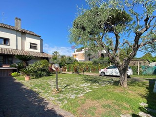 Villa in Vendita a Roma, 440'000&euro;, 200 m²