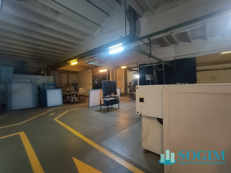 Capannone in Vendita a Fino Mornasco, 880'000€, 1615 m²