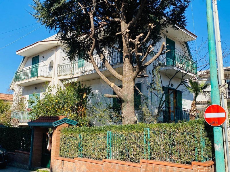Villa in Vendita a Sirignano, 235'000€, 220 m²