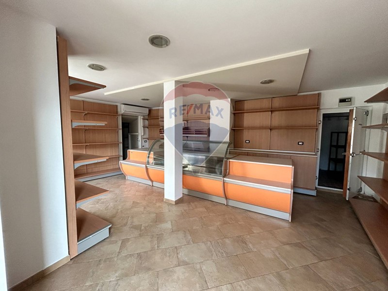 Immobile commerciale in Vendita a Sovere, 60'000€, 108 m²