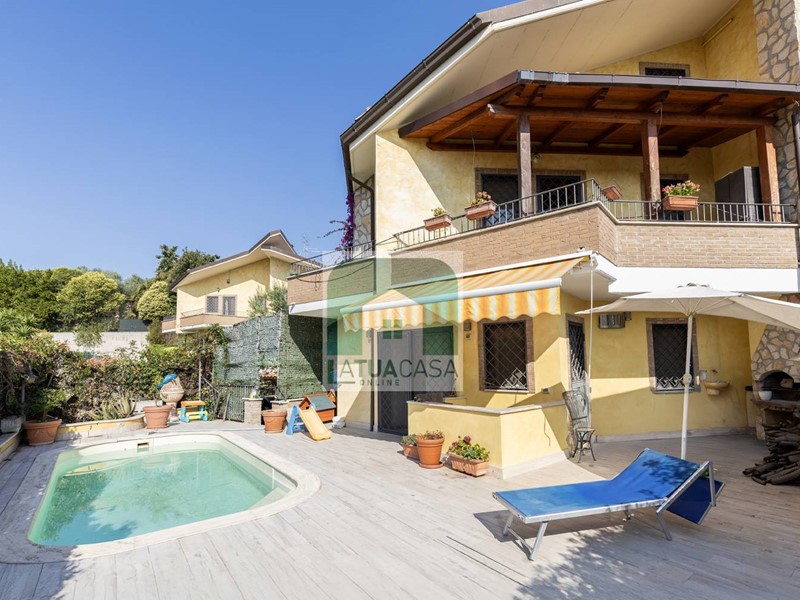Villetta a schiera in Vendita a Roma, 680'000&euro;, 180 m²