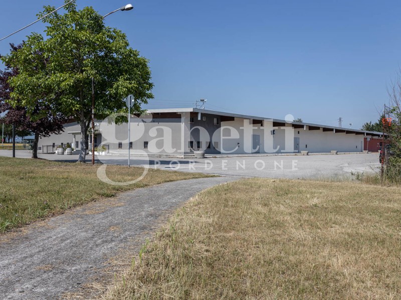 Capannone in Vendita a Roveredo in Piano, 1700 m²