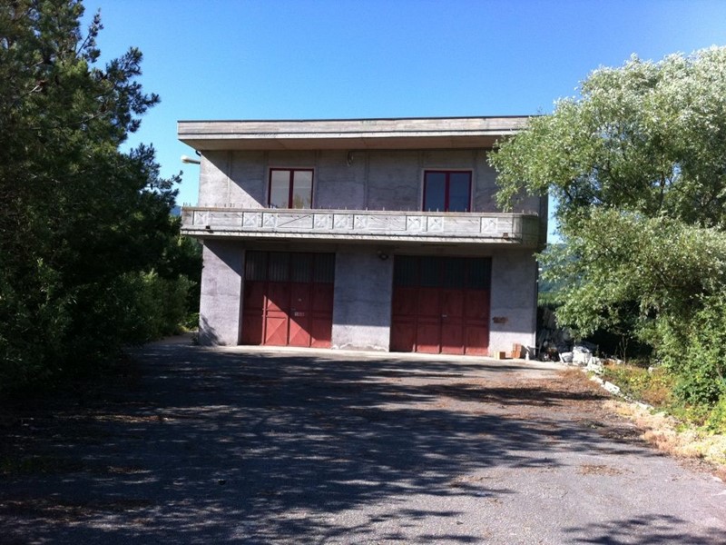 Capannone in Vendita a Carpinone, 650'000&euro;, 1015 m²