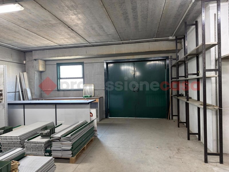 Magazzino in Affitto a Arezzo, 1'600€, 400 m²