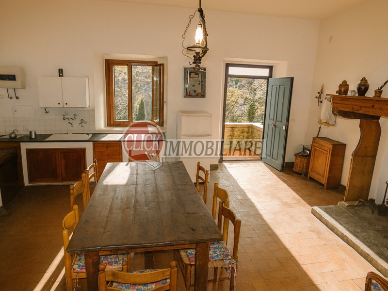 Casale in Vendita a Scarperia e San Piero, 275'000&euro;, 360 m²