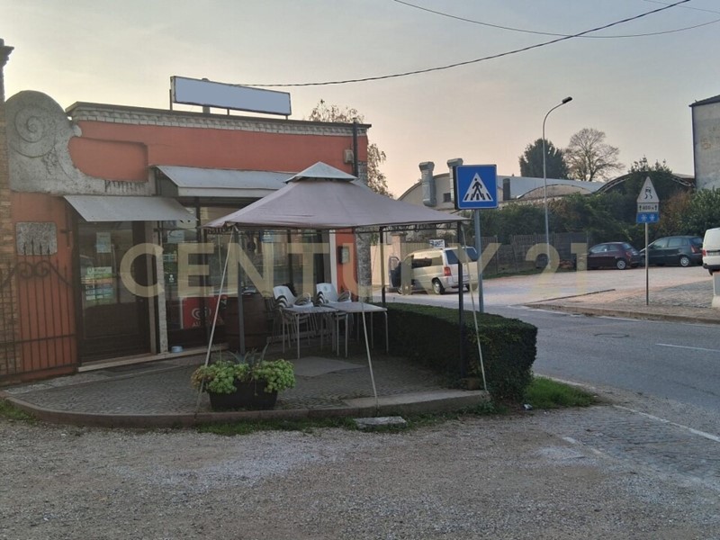 Immobile commerciale in Vendita a Oppeano, 330'000€, 359 m²