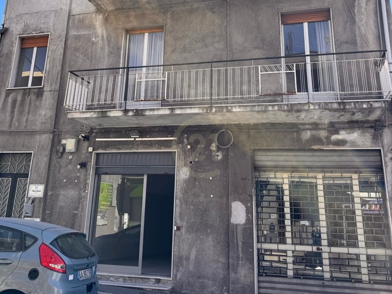 Quadrilocale in Vendita a Belpasso, zona Borrello, 100'000€, 115 m²