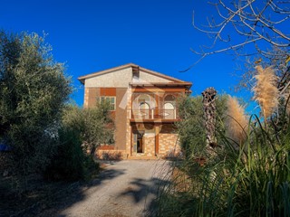 Casa Indipendente in Vendita a Montecarotto, 160'000&euro;, 300 m²