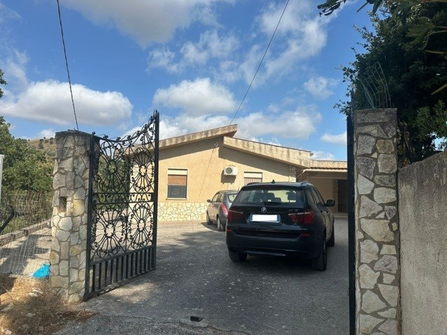 Villa in Vendita a Calatafimi Segesta, zona C/DA SCORCIAGATTO, 92'000&euro;, 115 m²