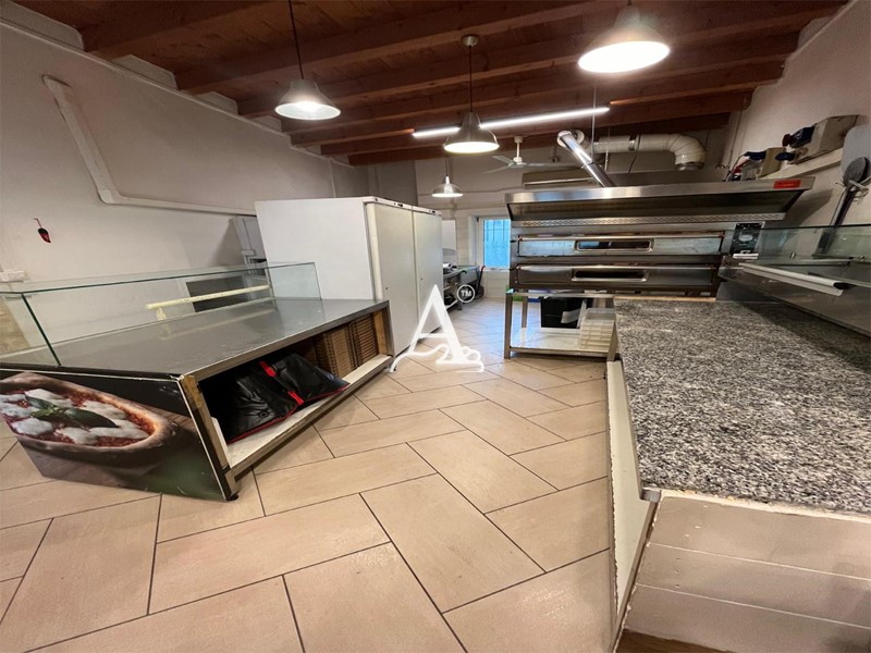 Attività commerciale in Vendita a Verona, 13'500€, 80 m²