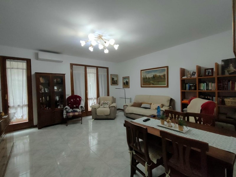 Appartamento in Vendita a Massa, 250'000€, 136 m², con Box
