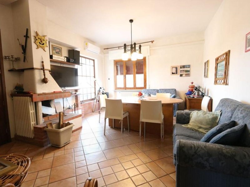 Appartamento in Vendita a Bientina, zona Guerrazzi, 240'000&euro;, 120 m², con Box