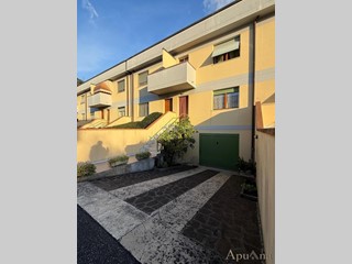 Villetta a schiera in Vendita a Massa, zona Mirteto, 290'000&euro;, 150 m², con Box