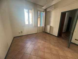 Ufficio in Affitto a Pontedera, 750&euro;, 89 m²