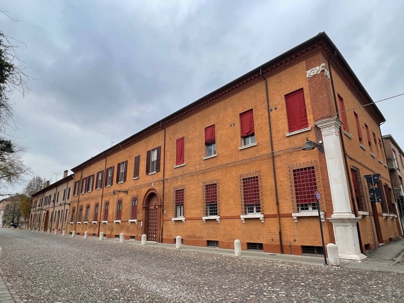 Appartamento in Vendita a Ferrara, 238 m²