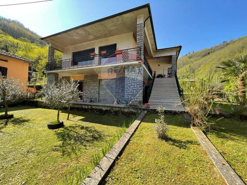 Villa in Vendita a Bagni di Lucca, 290'000&euro;, 210 m², con Box