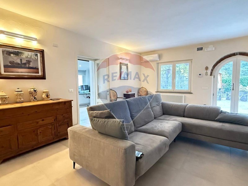 Villa in Vendita a Gallicano, 295'000€, 217 m²