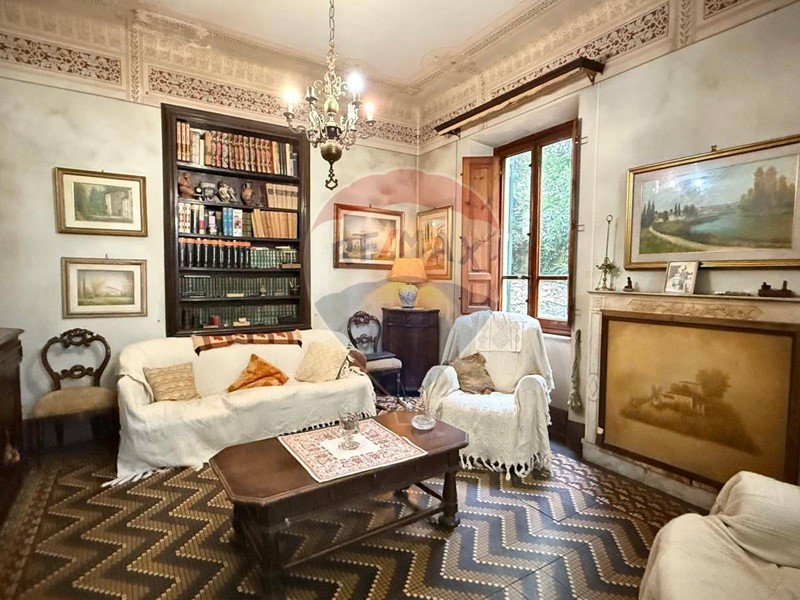 Villa in Vendita a Borgo a Mozzano, 297'000&euro;, 263 m²