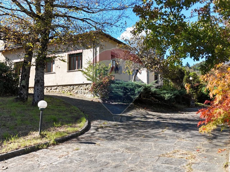 Villa in Vendita a Camporgiano, 350'000&euro;, 350 m²