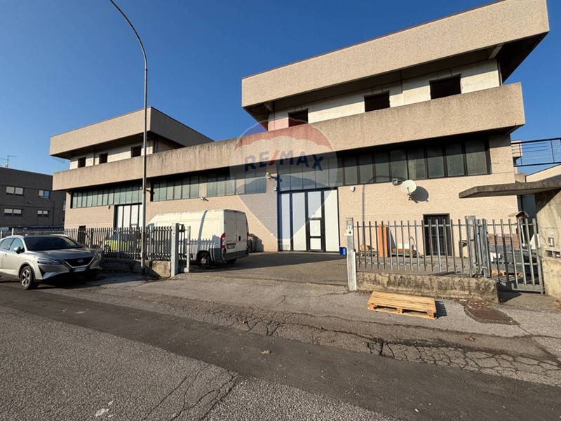 Capannone in Vendita a Bussero, 410'000&euro;, 552 m²