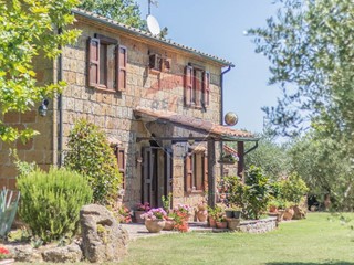 Rustico in Vendita a Sorano, 900'000&euro;, 500 m², con Box