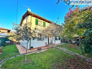 Villa in Vendita a Montignoso, 560'000€, 120 m²