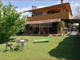 Villa in Vendita a Forte dei Marmi, 2'300'000&euro;, 370 m²