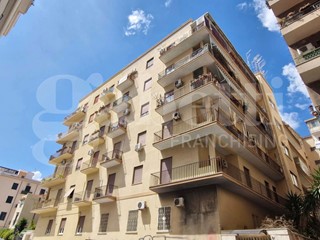 Appartamento in Affitto a Palermo, 790€, 150 m²