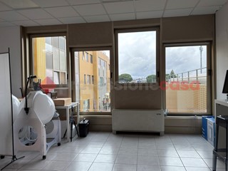 Ufficio in Affitto a Arezzo, 2'100€, 192 m²