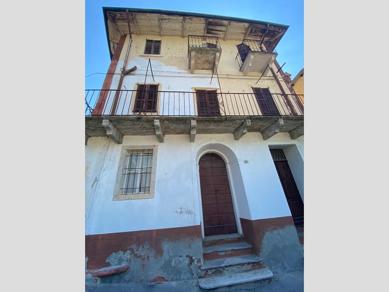 Casa Indipendente in Vendita a Gravellona Toce, zona Via Principe umberto  10, 25'000€, 300 m²
