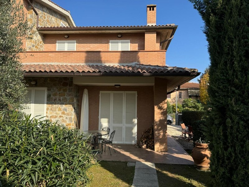 Villetta a schiera in Vendita a Monteroni d'Arbia, 360'000€, 110 m², arredato, con Box