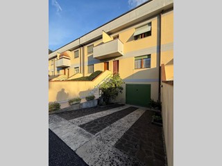 Villetta a schiera in Vendita a Massa, zona Mirteto, 290'000&euro;, 150 m², con Box