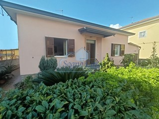 Casa Indipendente in Vendita a Castelnuovo Magra, zona Molicciara, 305'000€, 115 m², con Box