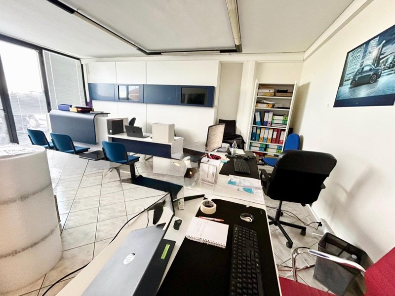 Ufficio in Affitto a Ponsacco, zona Le Melorie, 1'200&euro;, 175 m²